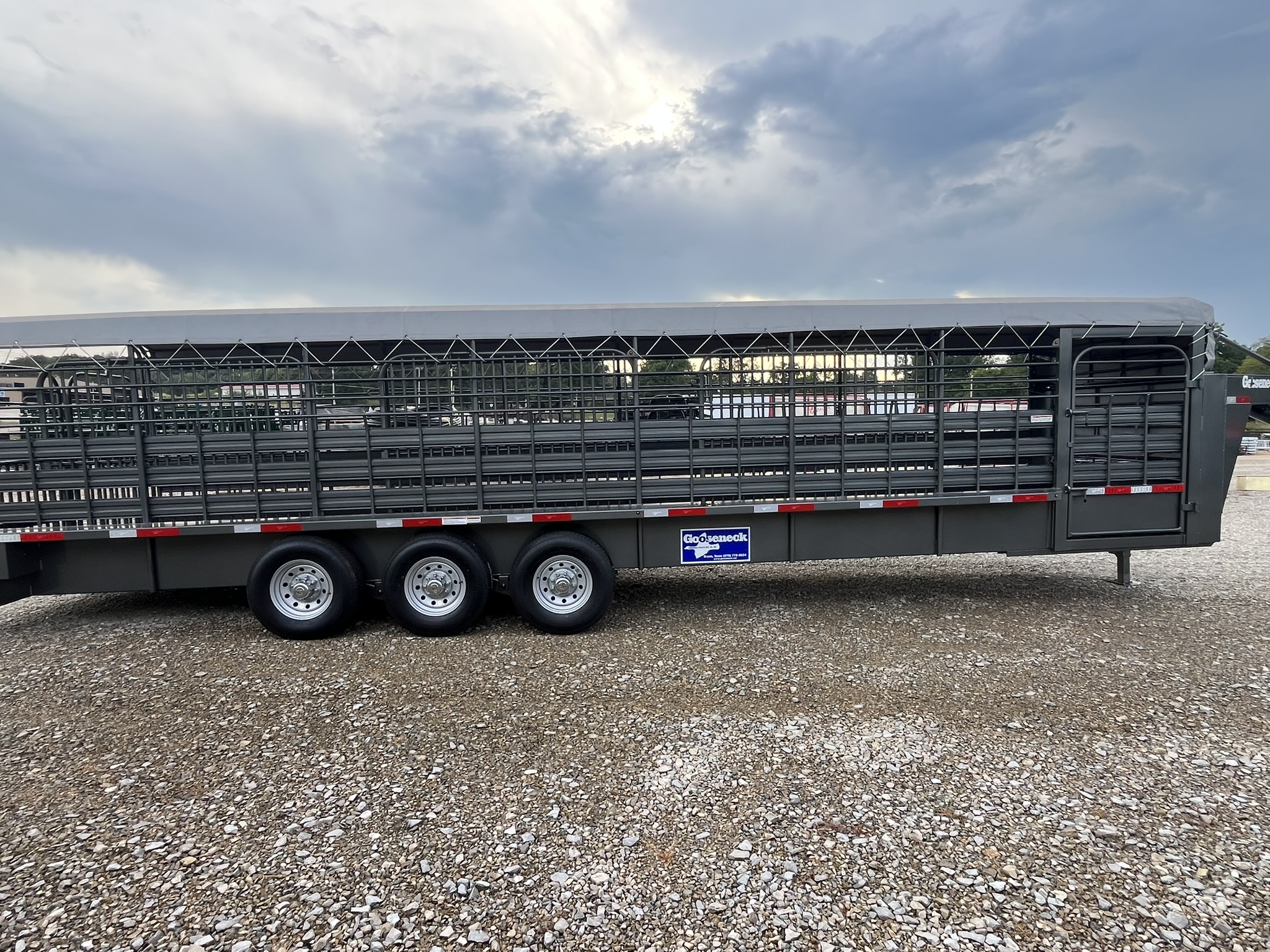 GOOSENECK STEEL CATTLE TRAILER 32\'X6\'8\"