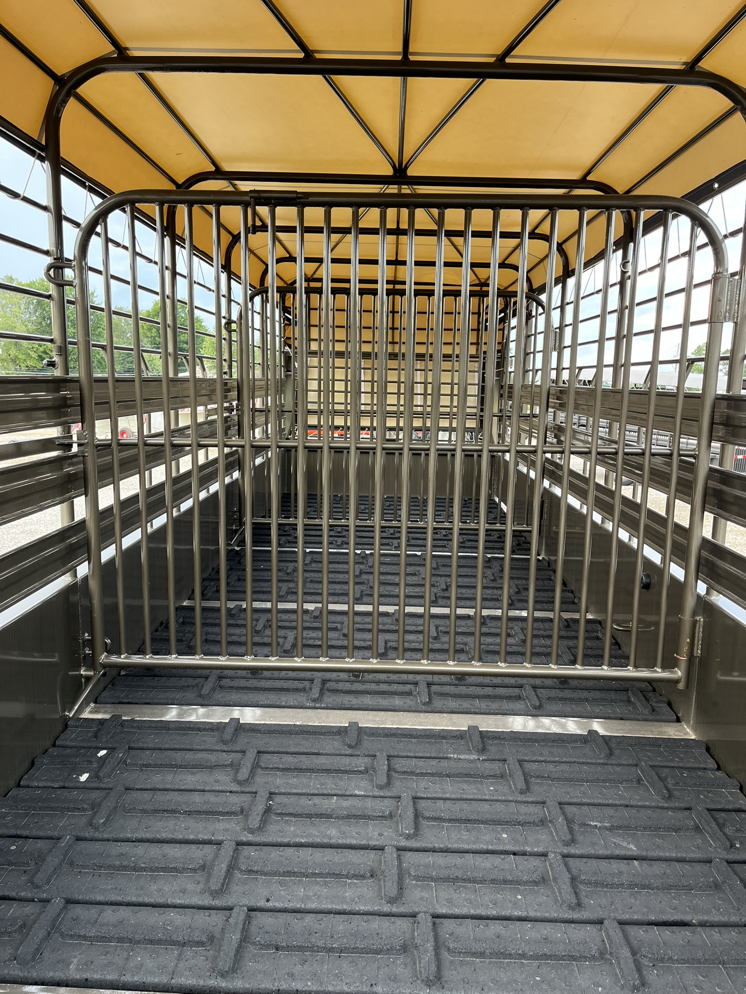 GOOSENECK 24\' X 6\'8\" STEEL LIVESTOCK TRAILER