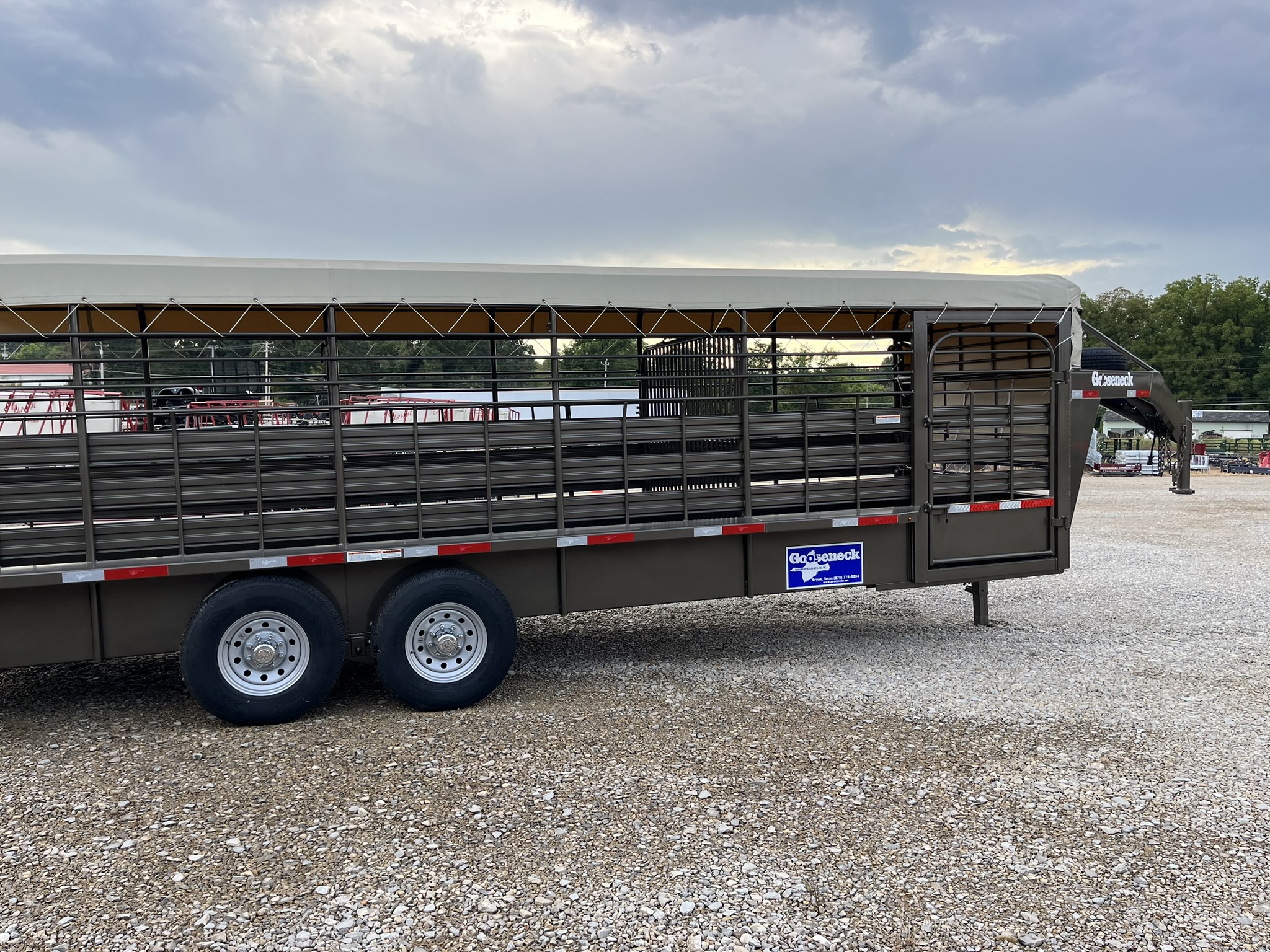 GOOSENECK 24\' X 6\'8\" STEEL LIVESTOCK TRAILER