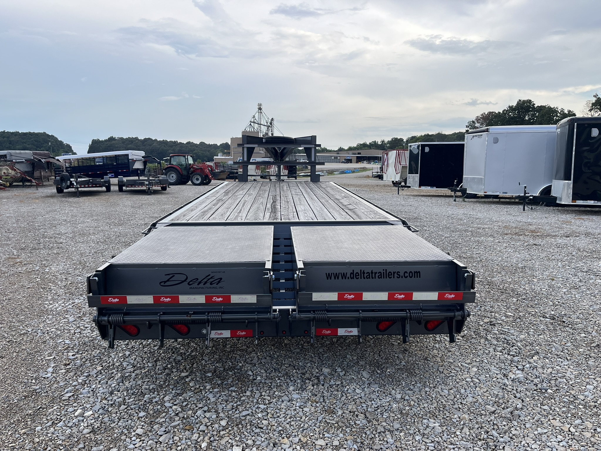 DELTA 25\' FLATBED TRAILER