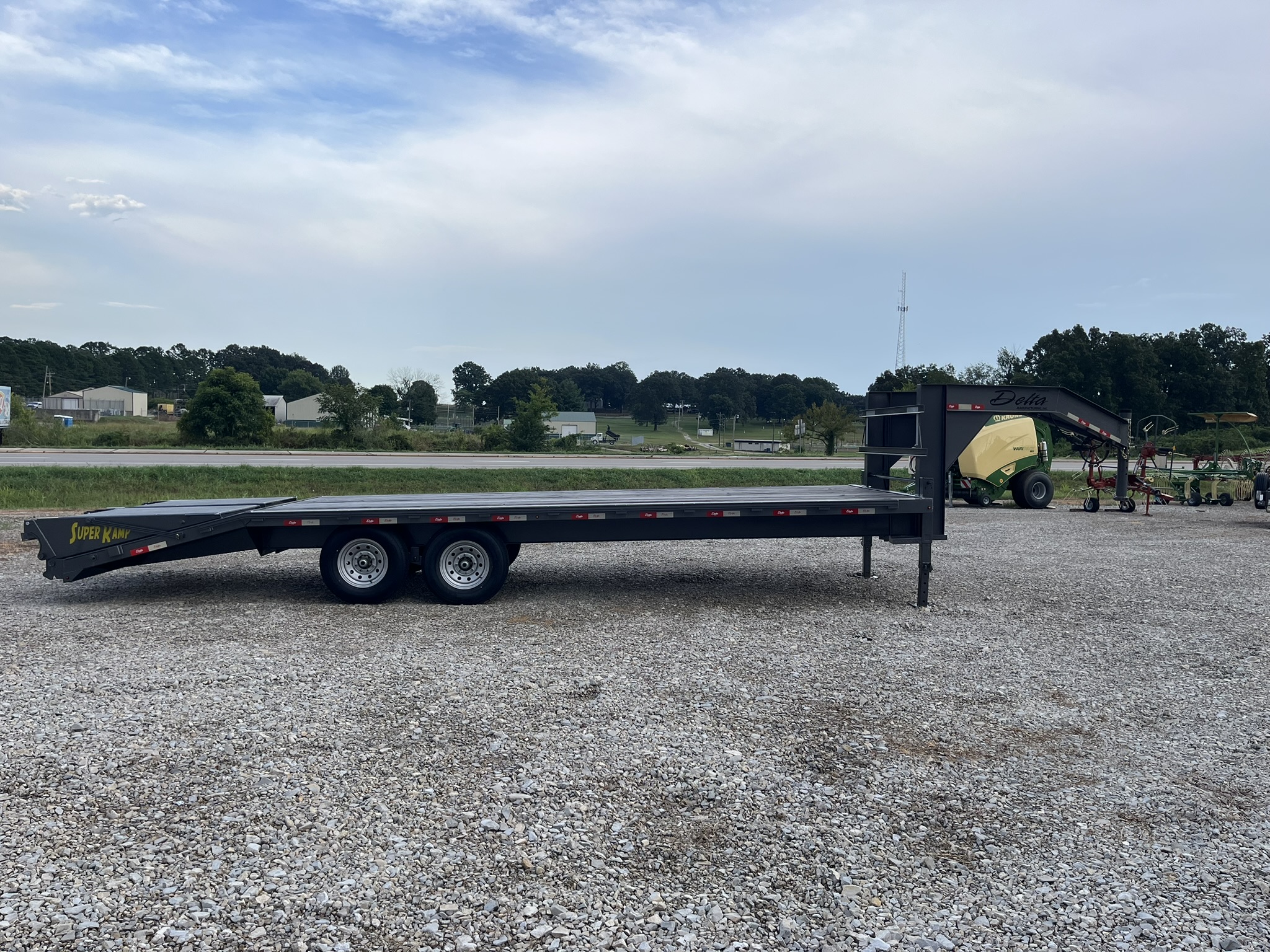 DELTA 25\' FLATBED TRAILER