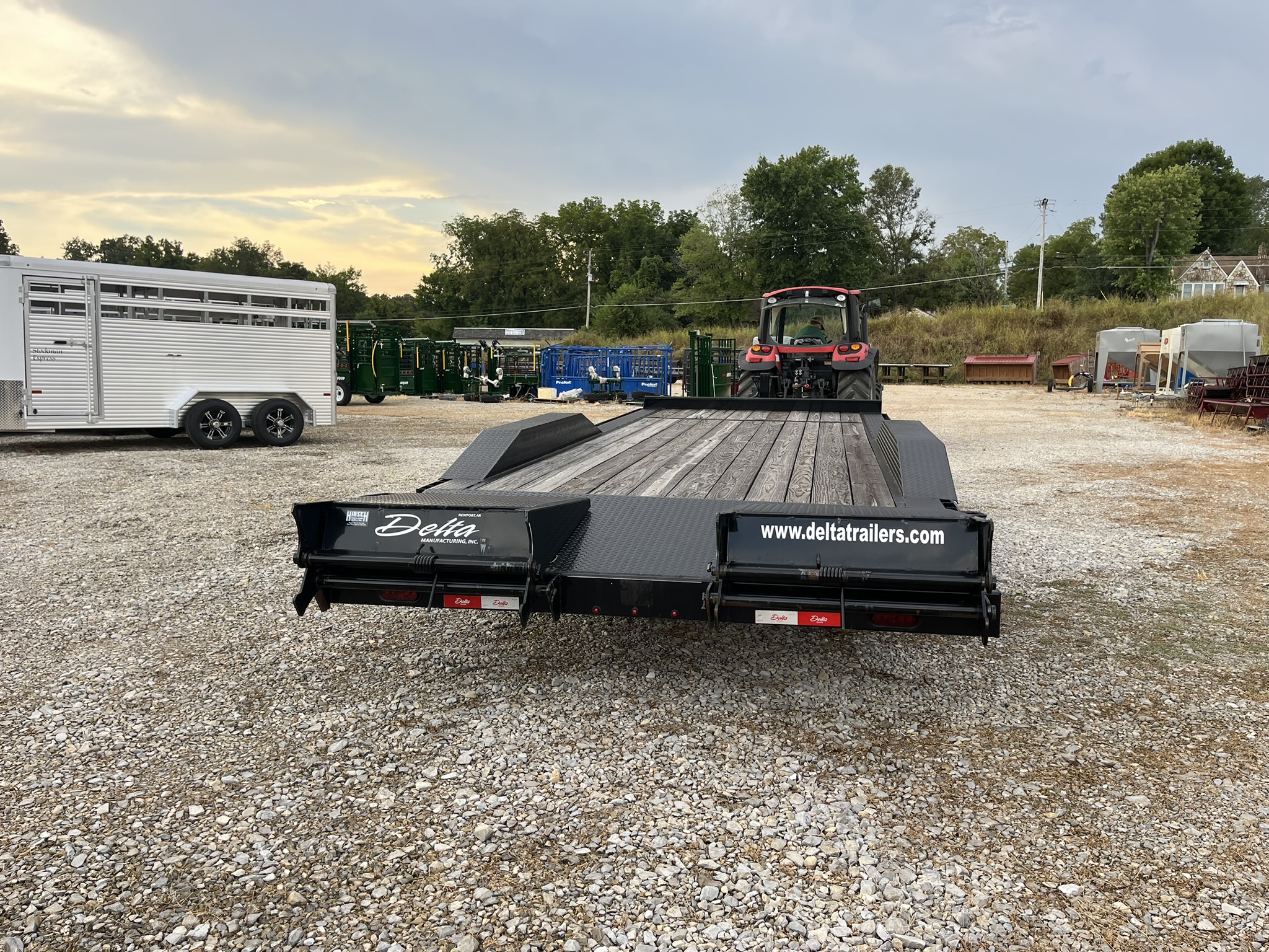 DELTA 22\' FLATBED TRAILER WITH RAMPS