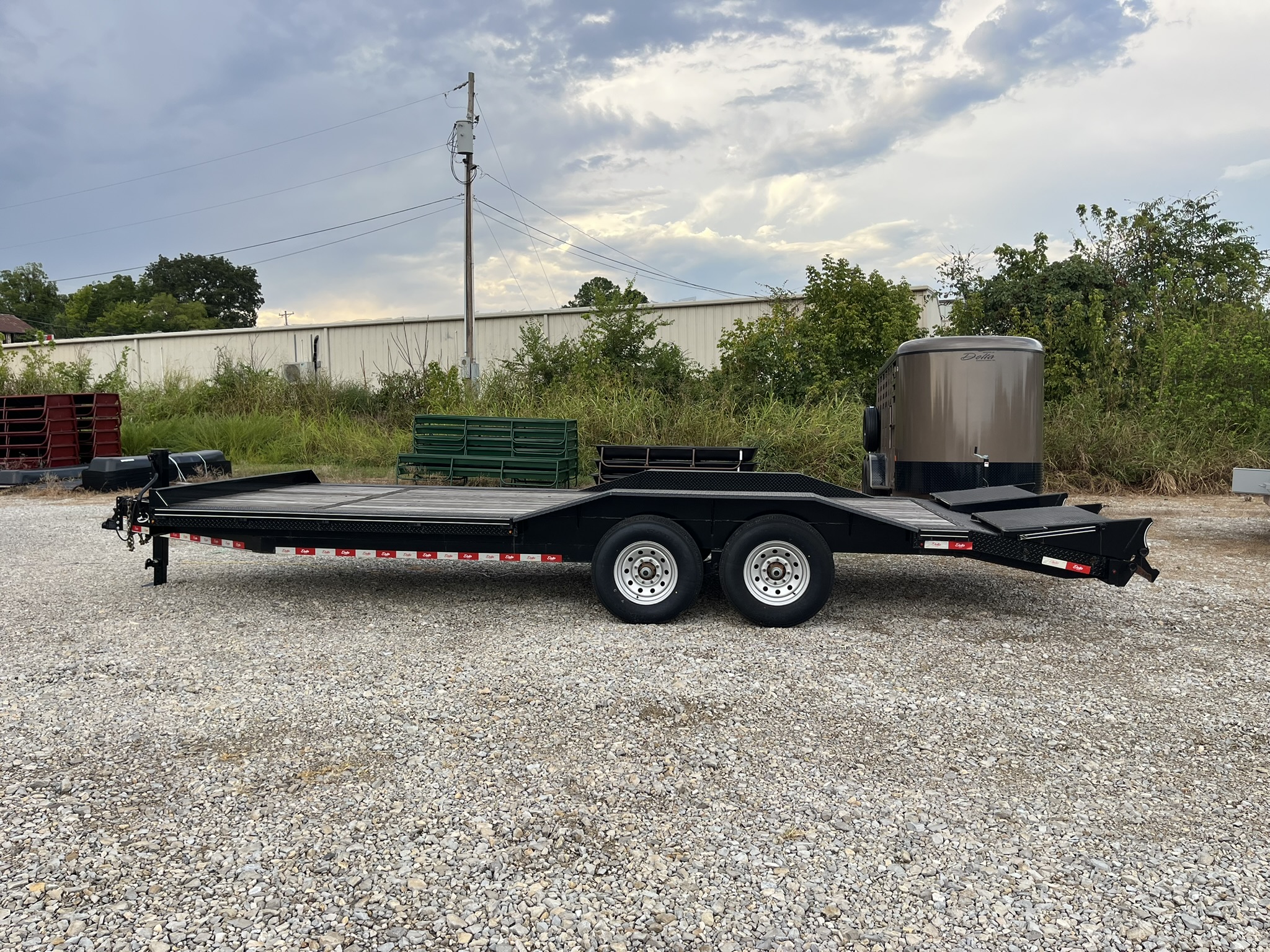 DELTA 22\' FLATBED TRAILER WITH RAMPS