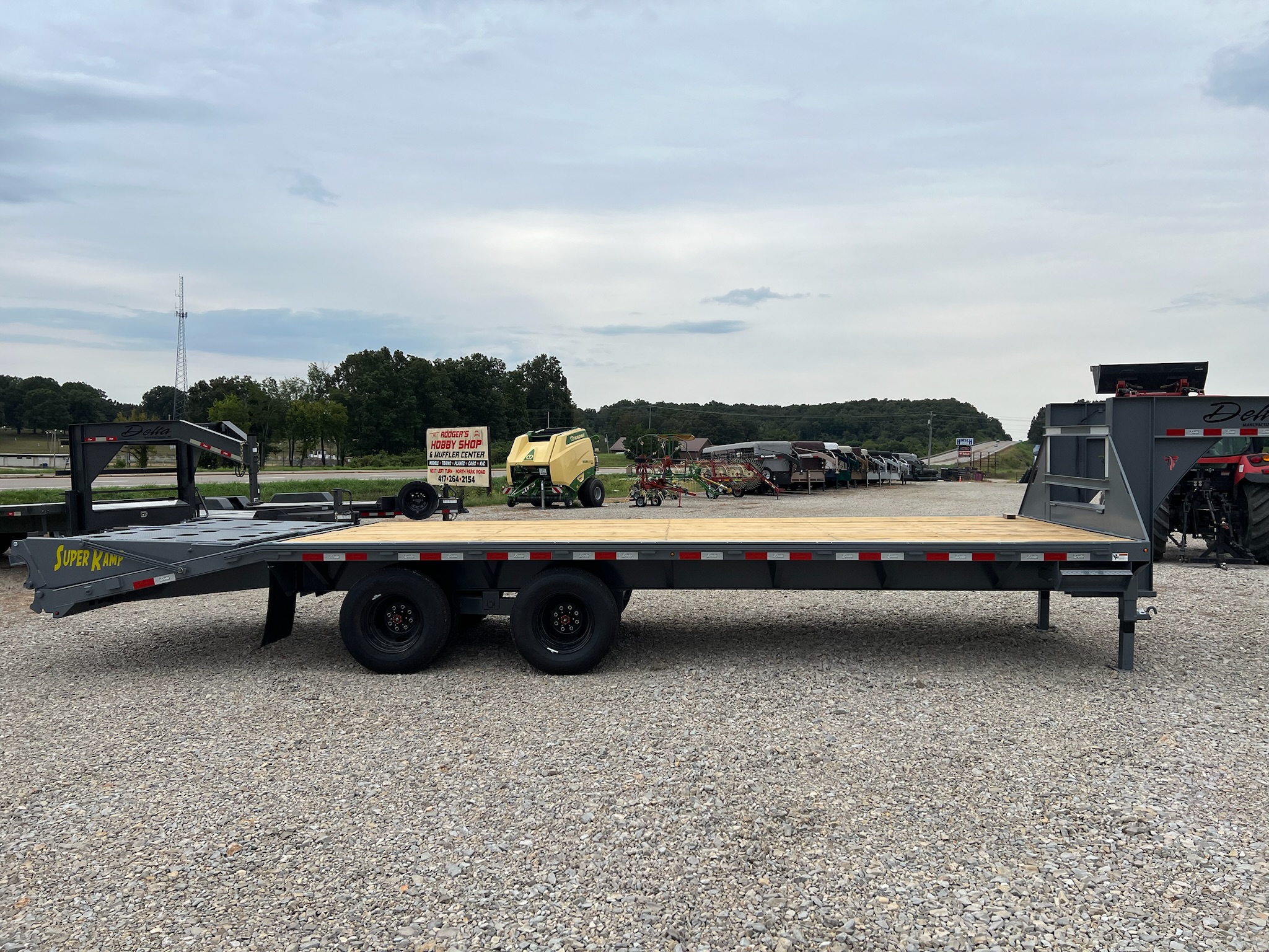 DELTA 25\' FLATBED TRAILER