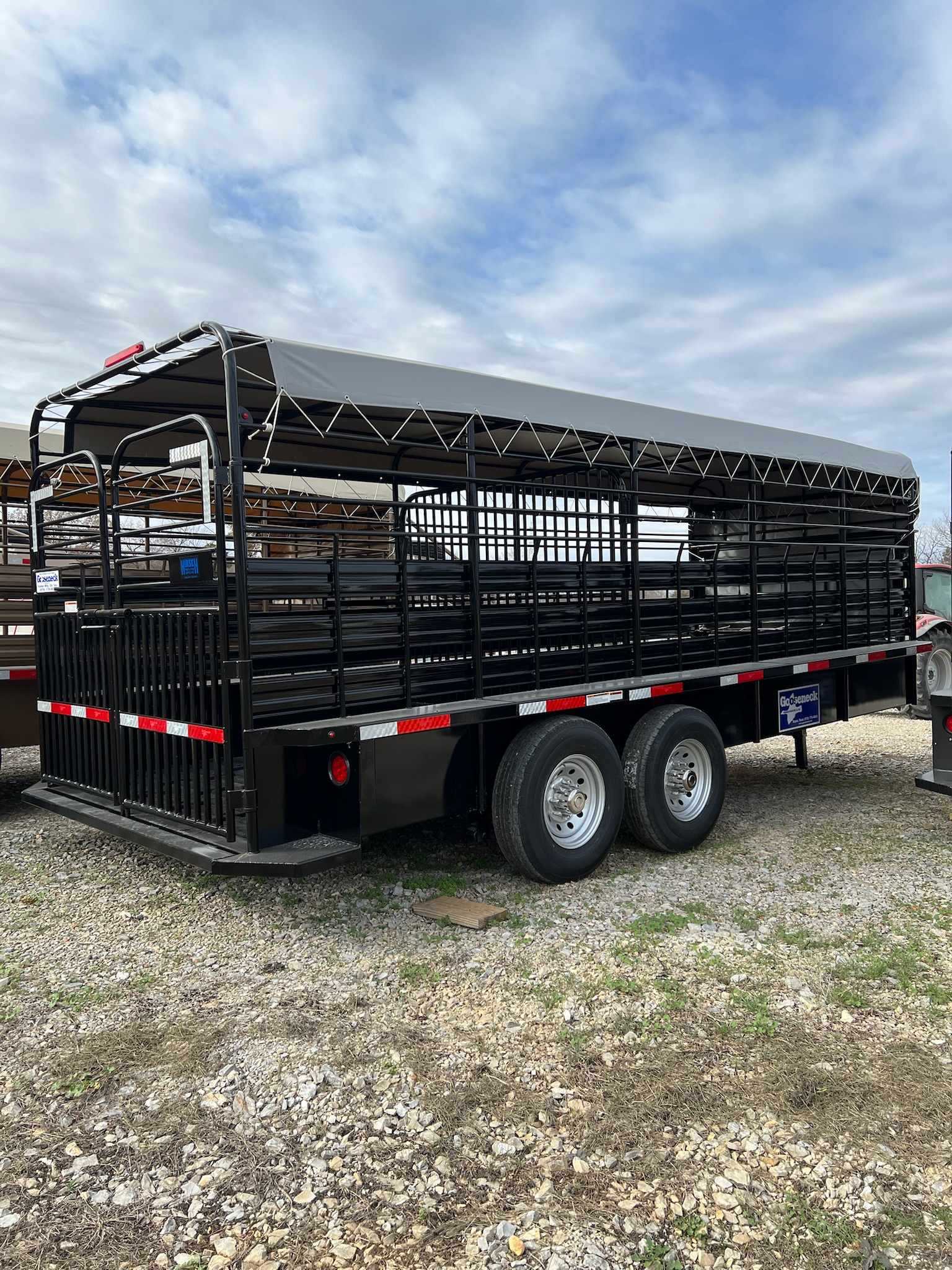 GOOSENECK 20' STEEL LIVESTOCK TRAILER