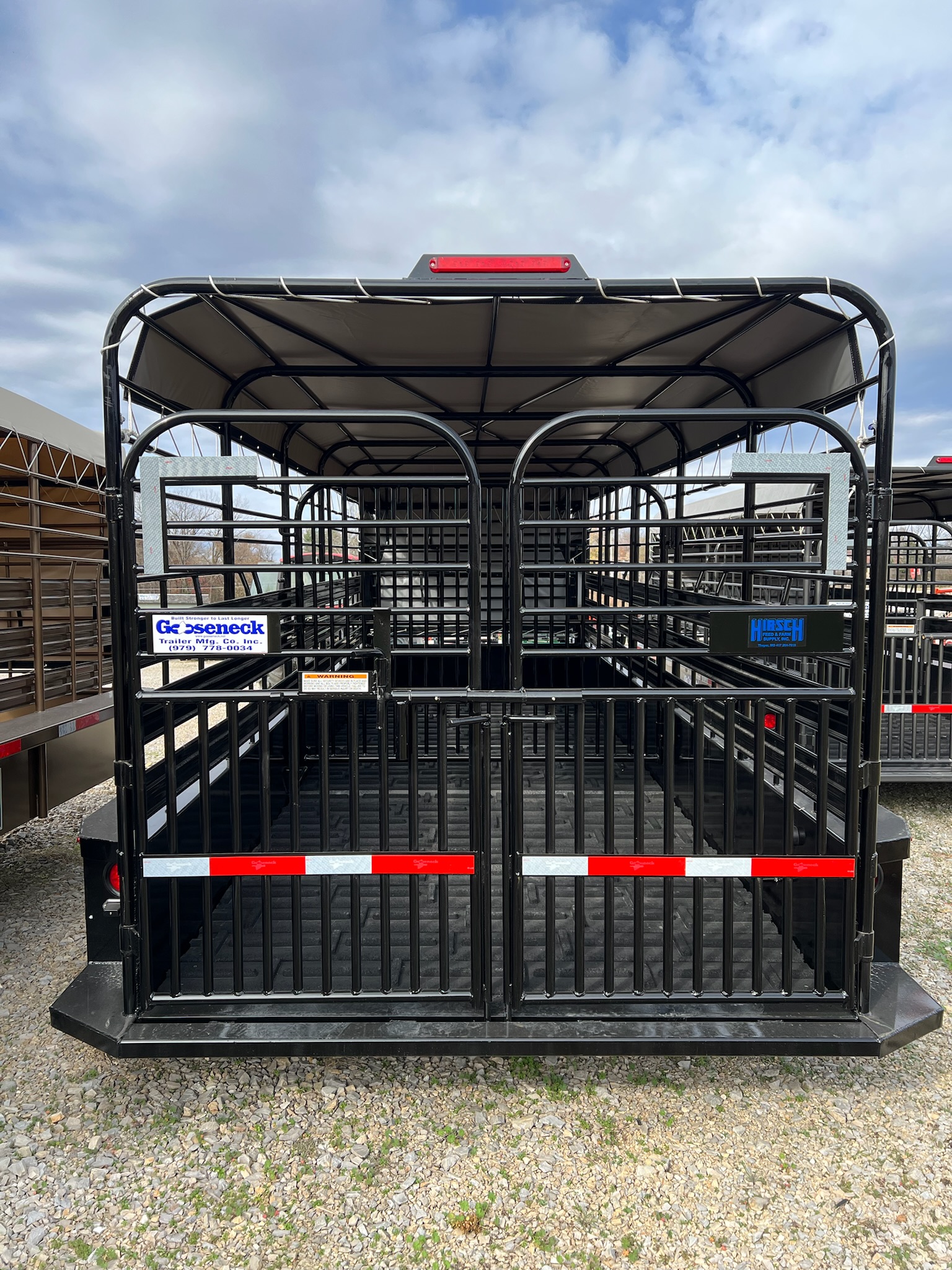 GOOSENECK 20\' STEEL LIVESTOCK TRAILER