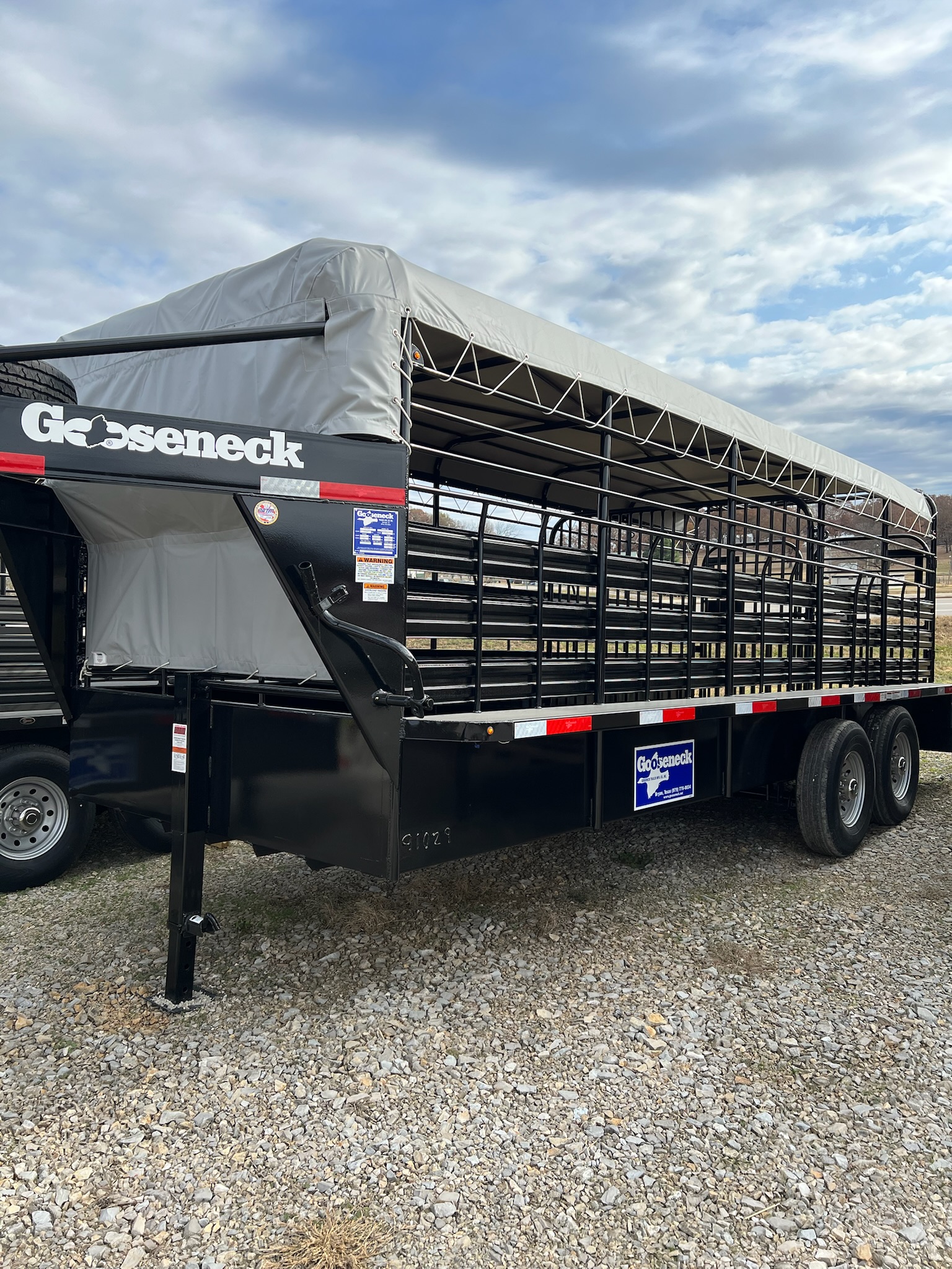 GOOSENECK 20\' STEEL LIVESTOCK TRAILER