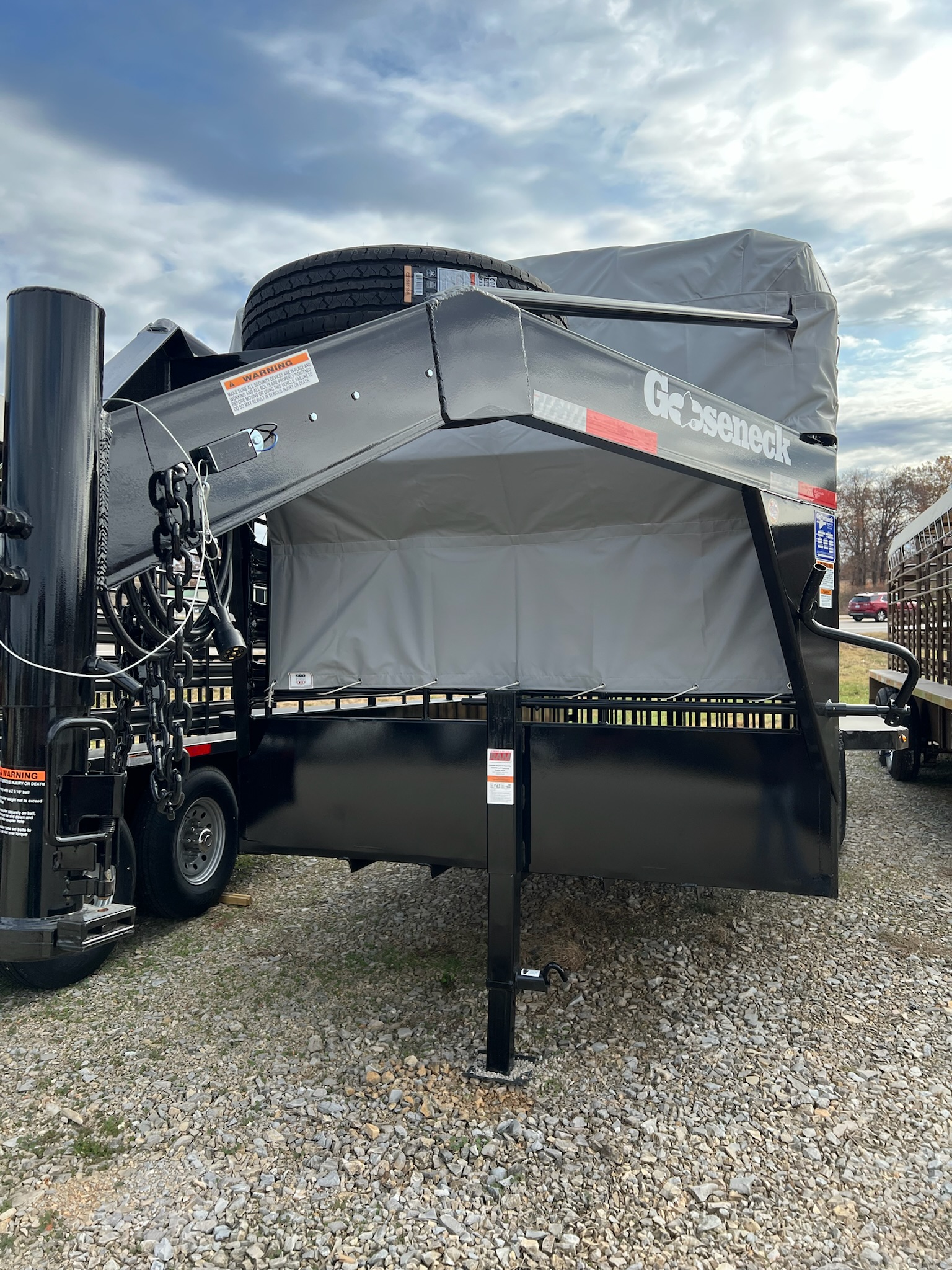 GOOSENECK 20\' STEEL LIVESTOCK TRAILER