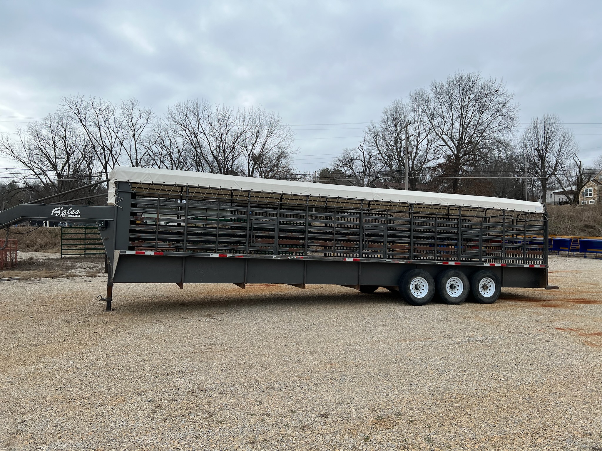 USED BALES 32' LIVESTOCK TRAILER