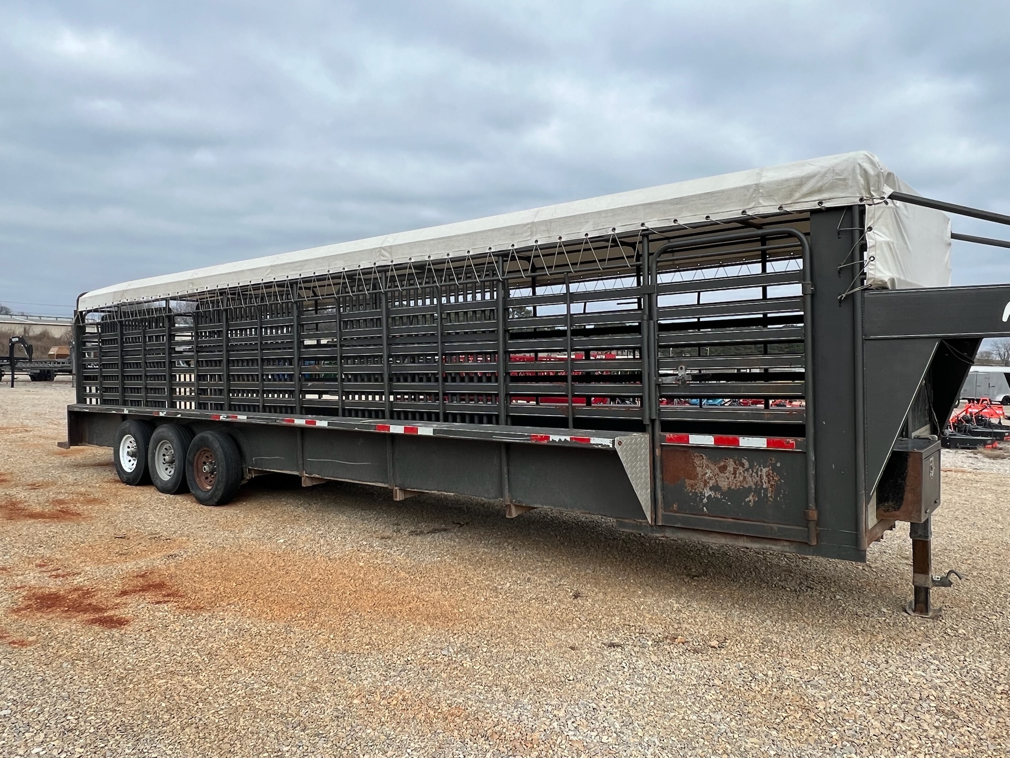 USED BALES 32\' LIVESTOCK TRAILER