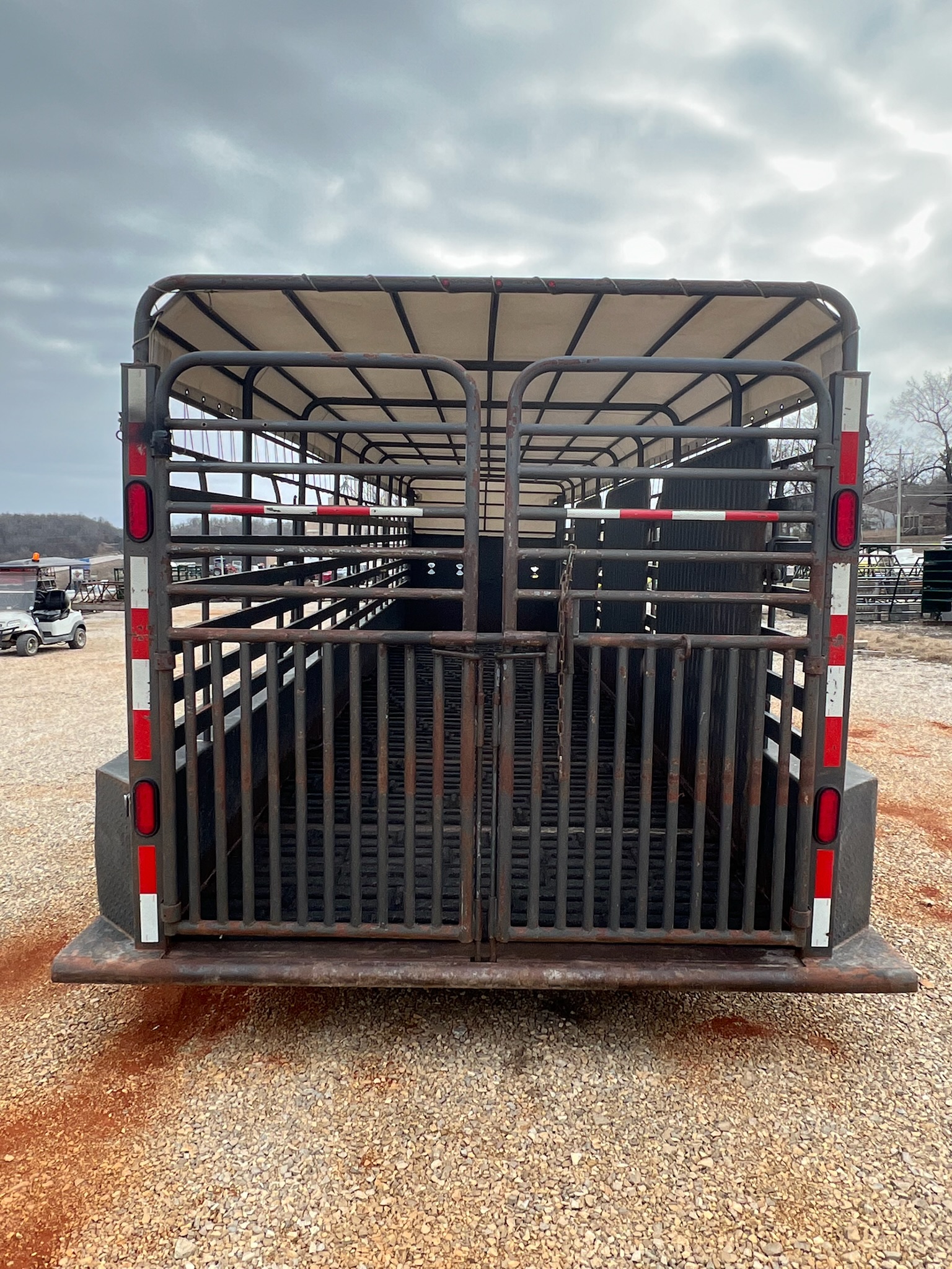 USED BALES 32\' LIVESTOCK TRAILER