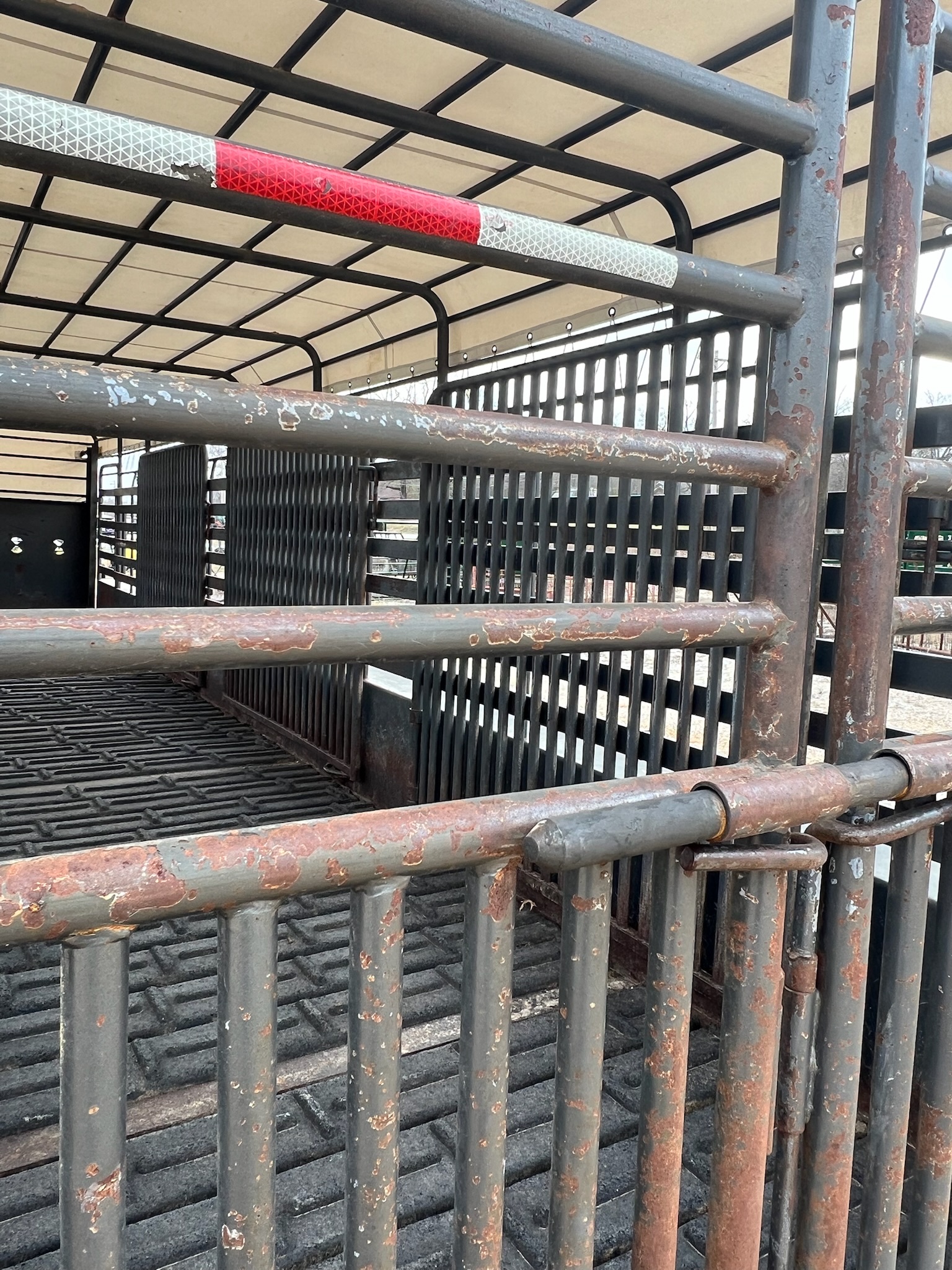 USED BALES 32\' LIVESTOCK TRAILER