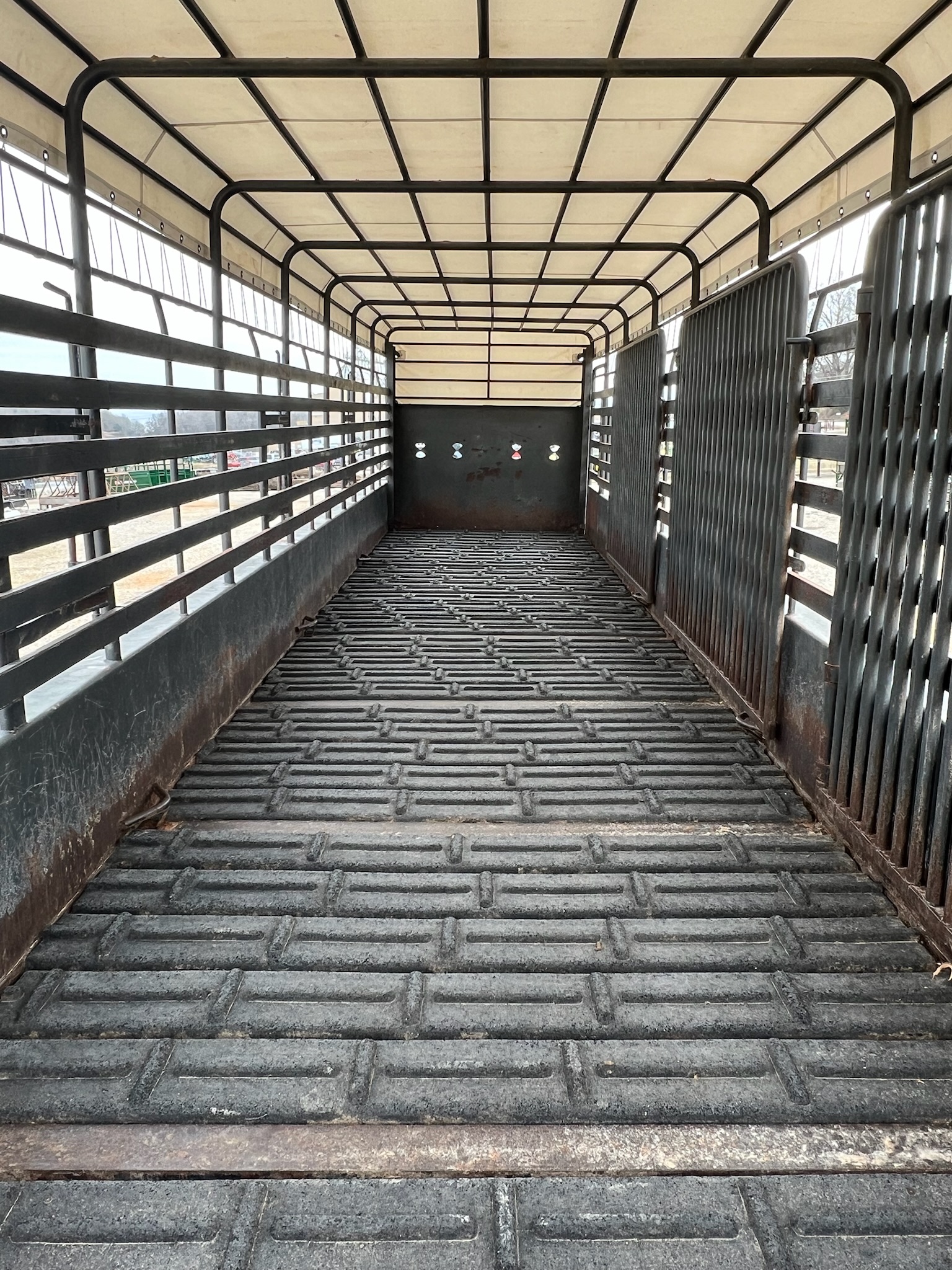 USED BALES 32\' LIVESTOCK TRAILER