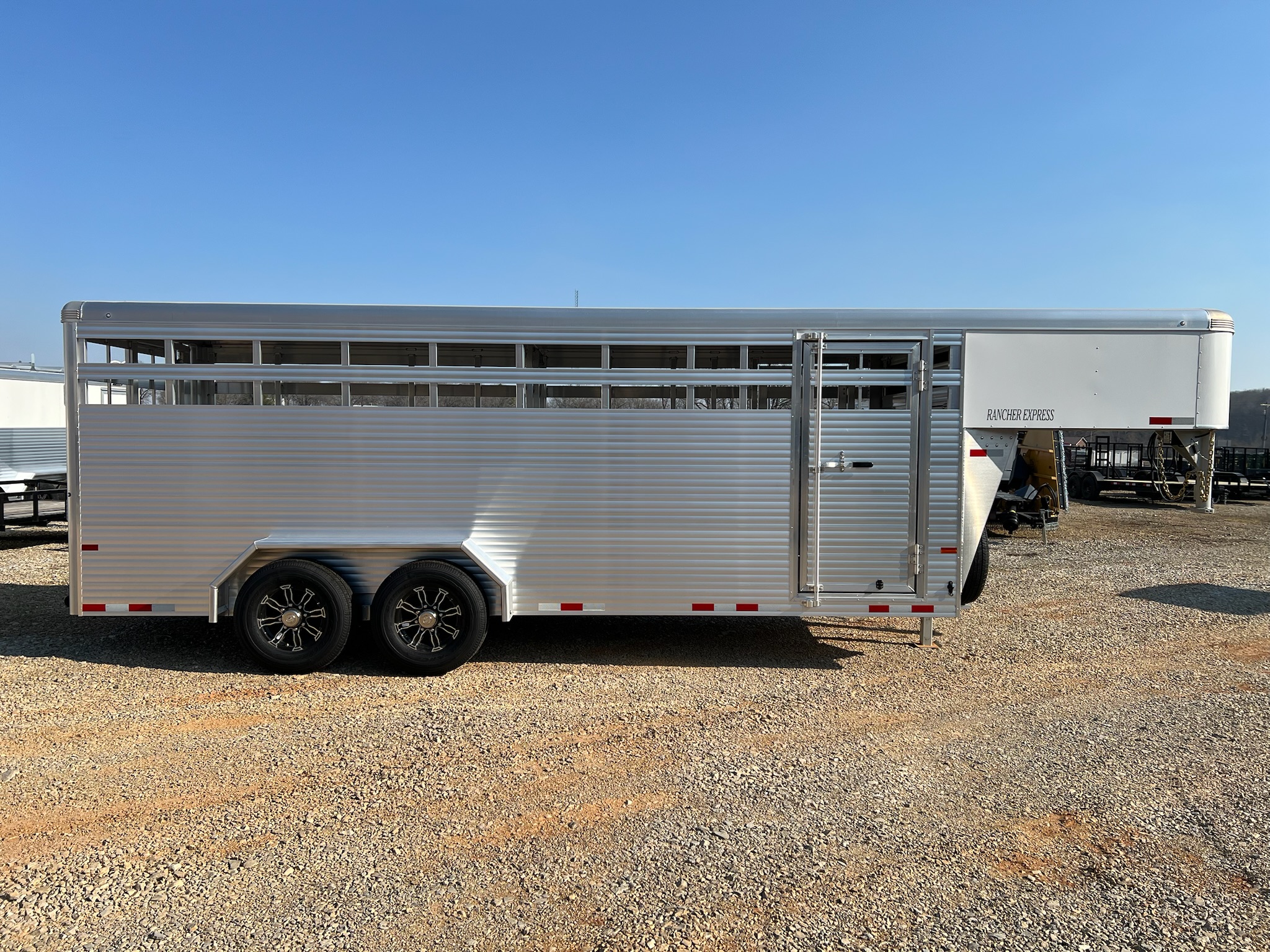 SUNDOWNER 20\' LIVESTOCK TRAILER