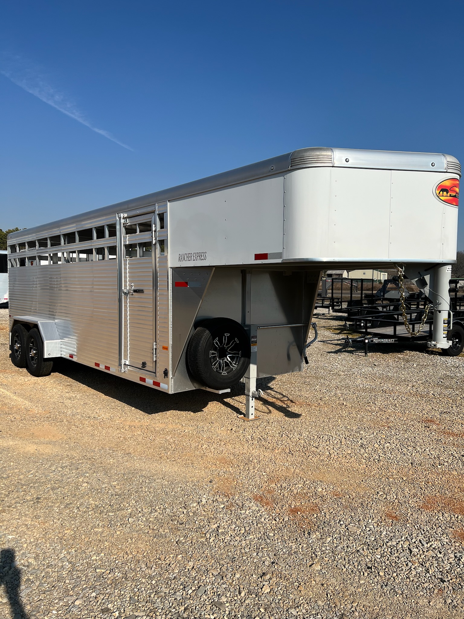 SUNDOWNER 20\' LIVESTOCK TRAILER