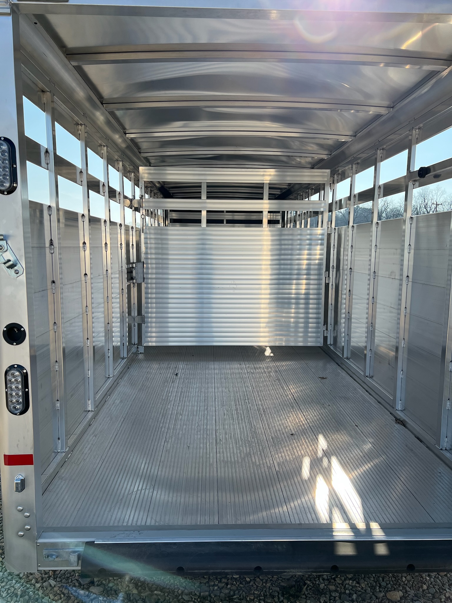 SUNDOWNER 20\' LIVESTOCK TRAILER