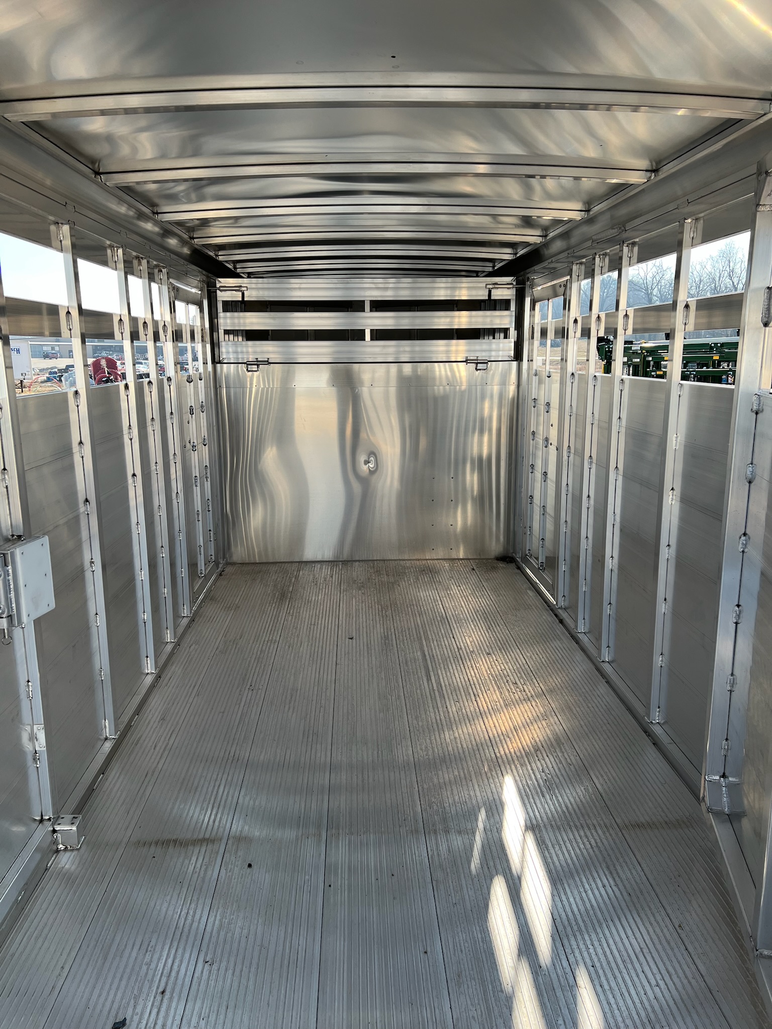 SUNDOWNER 20\' LIVESTOCK TRAILER