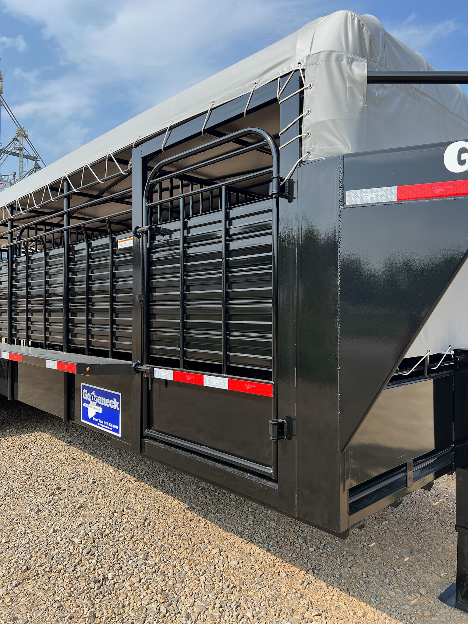 GOOSENECK 28\' STEEL LIVESTOCK TRAILER