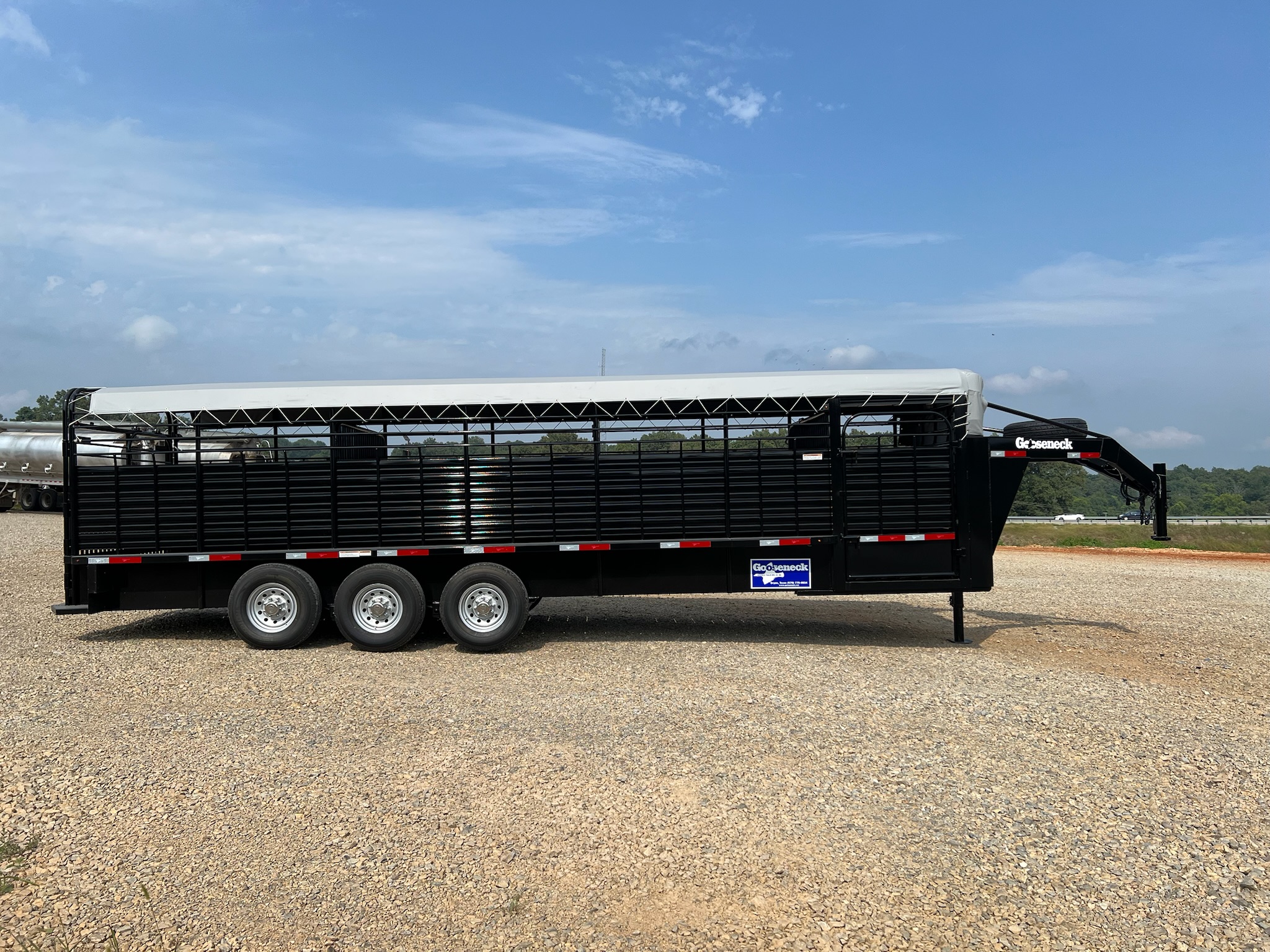 GOOSENECK 28\' STEEL LIVESTOCK TRAILER