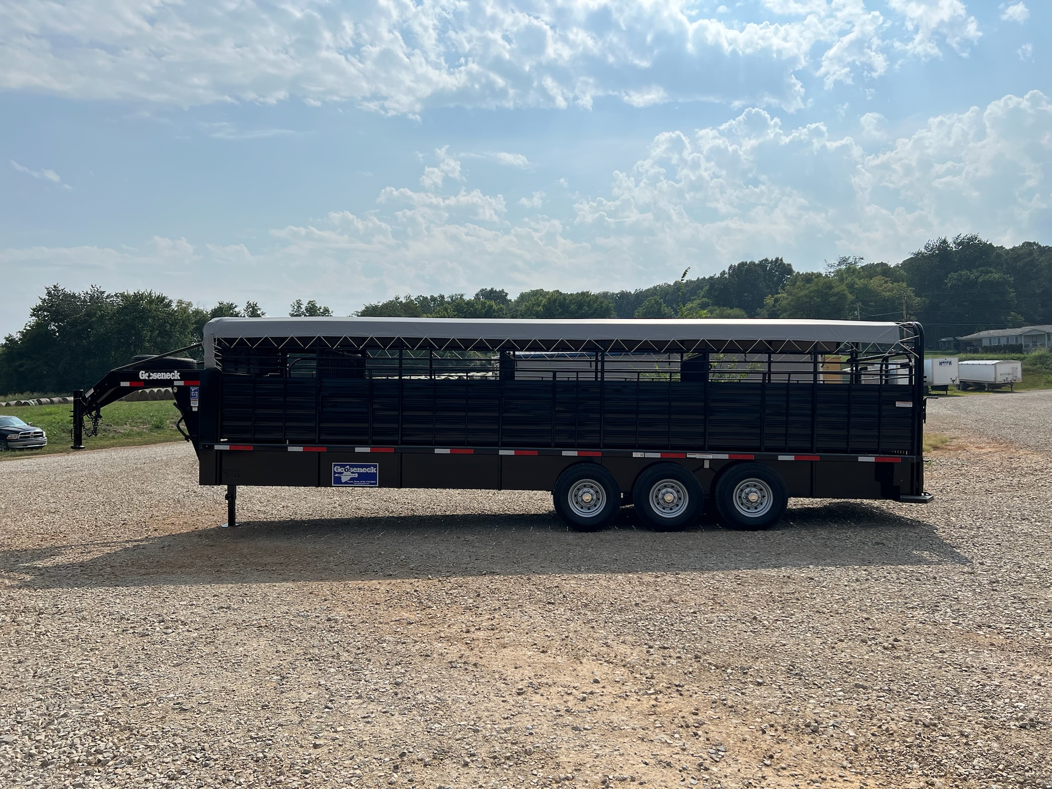 GOOSENECK 28\' STEEL LIVESTOCK TRAILER